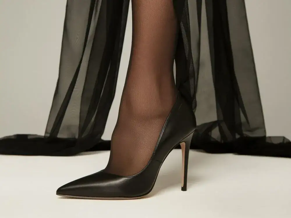 Jakie buty do czarnej sukienki i czarnych rajstop - unikaj modowych wpadek