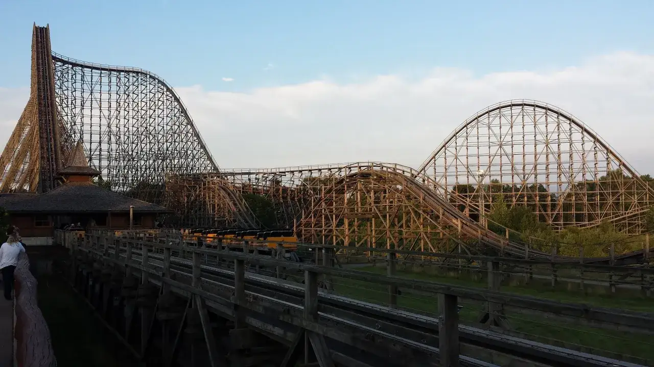 Drewniane kolejki górskie w Heide Park to niesamowite atrakcje. Widok zapiera dech w piersiach!