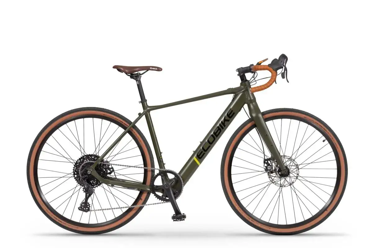 Zielony rower gravelowy z brązowym siodełkiem i owijką kierownicy. Napis "ECOBIKE" na ramie. To firma tworząca rowery.