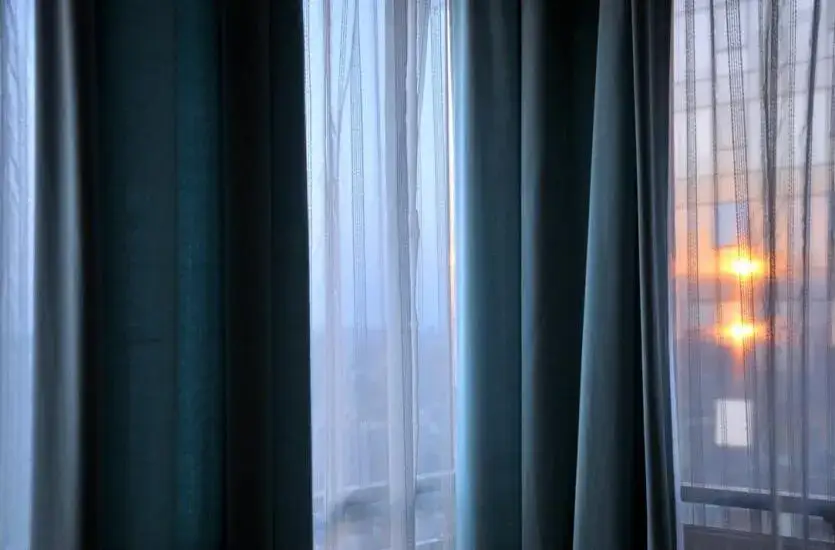 Jakie są teraz modne zasłony? Odkryj najnowsze trendy i style