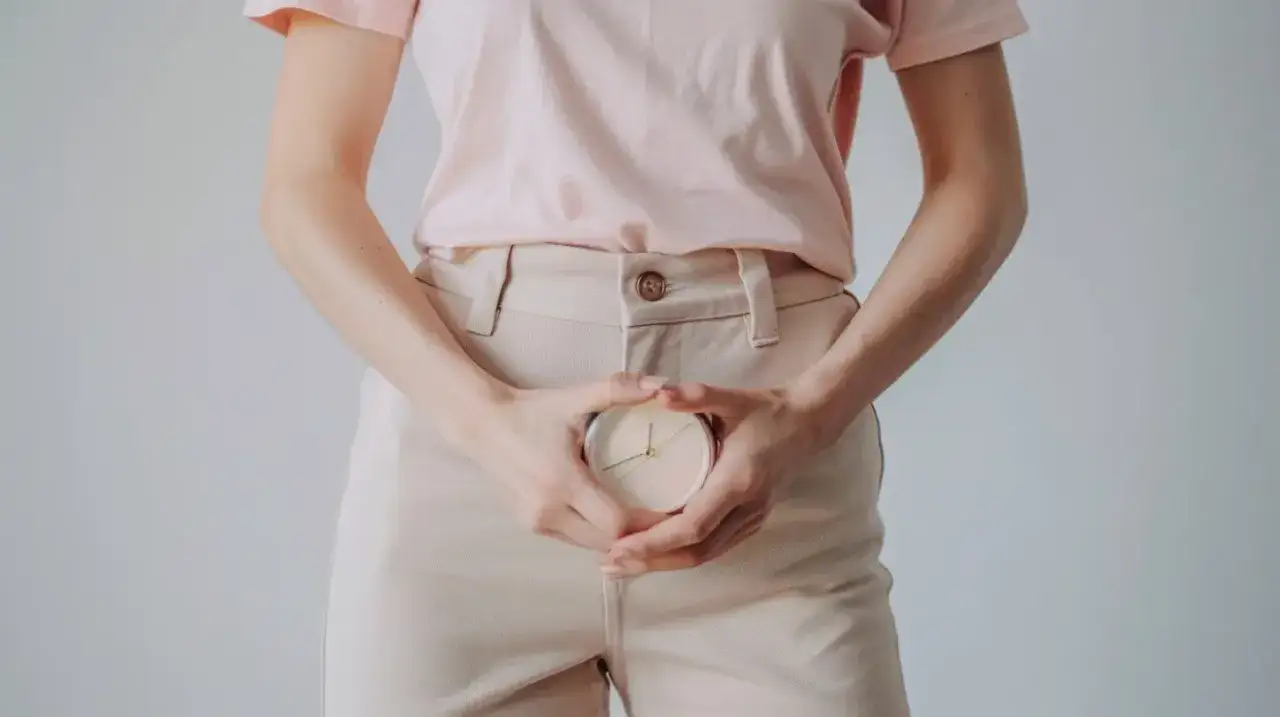 Przeziębienie opóźnia okres? Wyjaśniamy, jak choroba wpływa na cykl