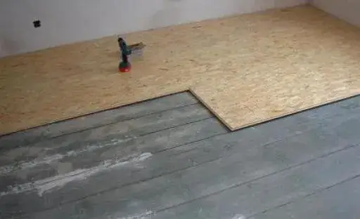 Jak szybko wyrównać podłogę pod panele i uniknąć długiego czekania