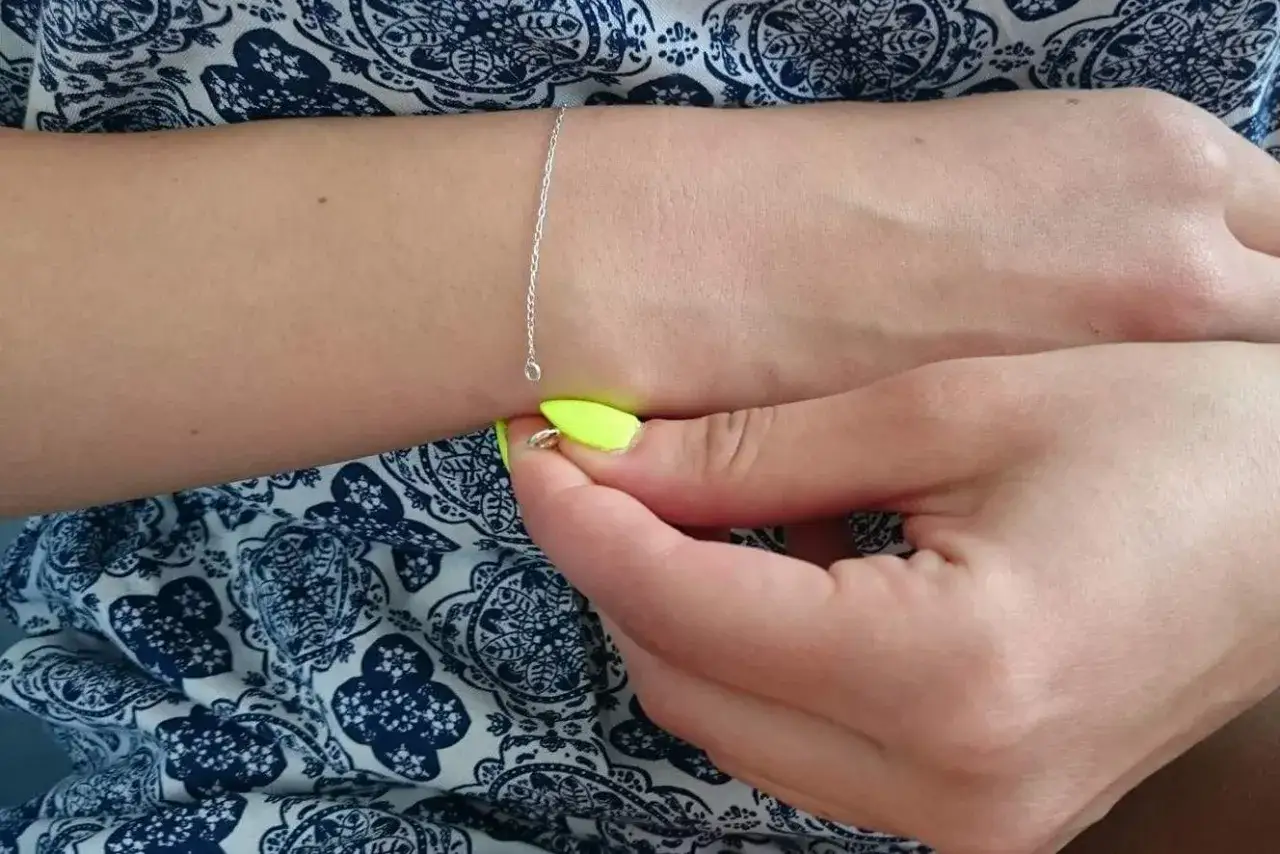 Jak zapiąć bransoletkę samodzielnie? Proste triki i porady