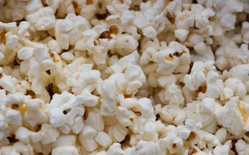 Kto wynalazł popcorn? Historia, która zaskoczy każdego miłośnika przekąsek