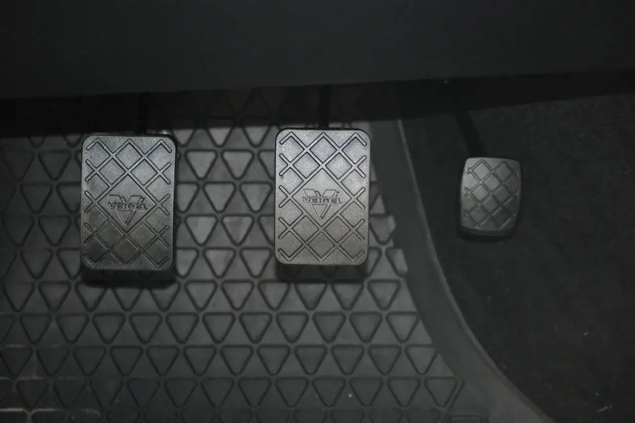 Gdzie jest gaz, hamulec i sprzęgło? Poznaj ich prawidłowe rozmieszczenie