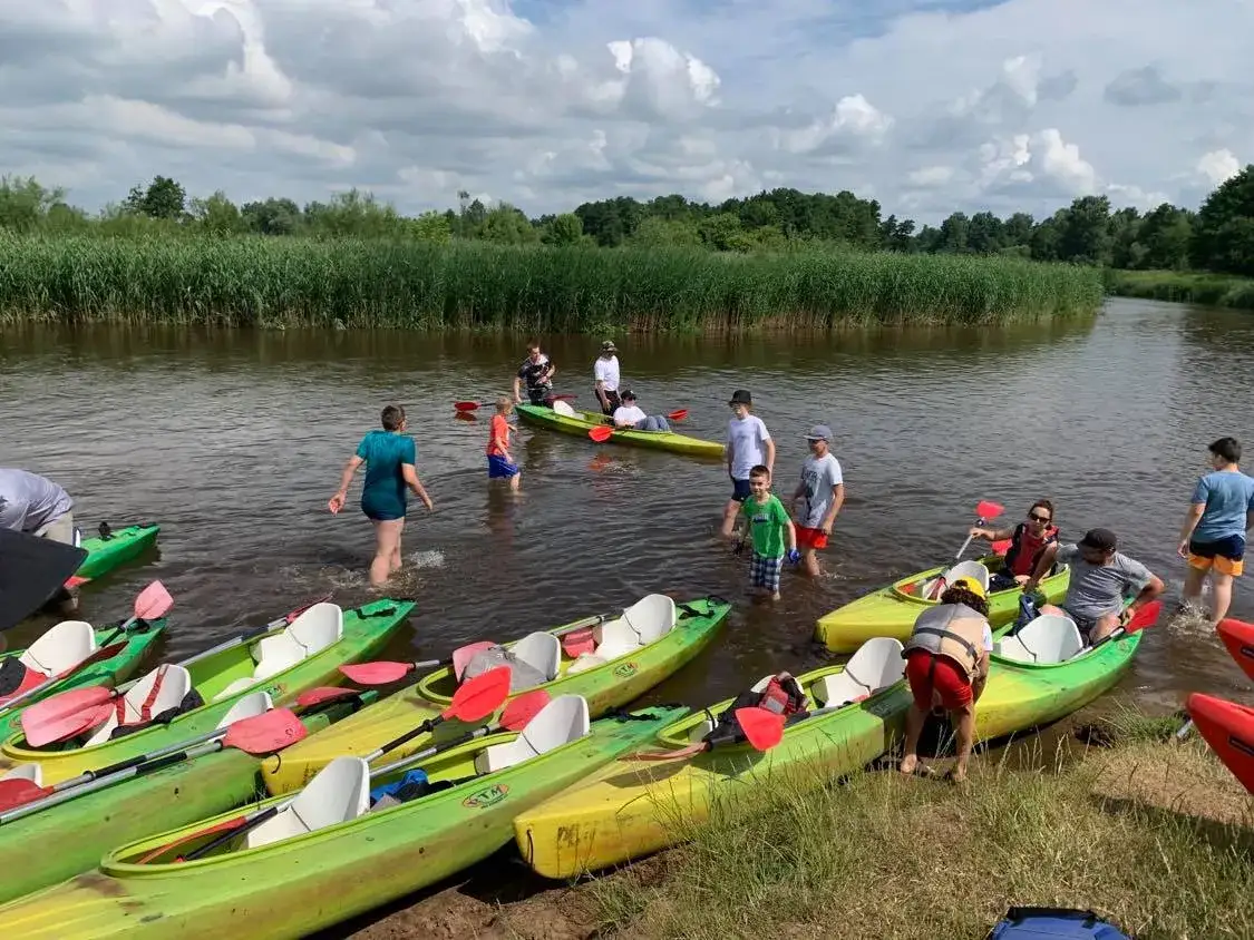 Spływ kajakowy Warka: trasy, ceny i porady dla początkujących kajakarzy
