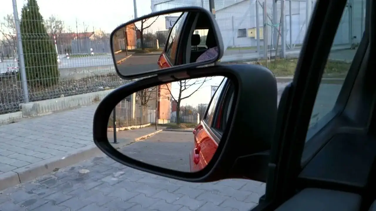 Jak prawidłowo ustawić lusterka w samochodzie na egzaminie i uniknąć błędów