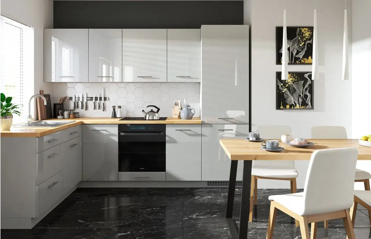 Co zamontować między szafkami kuchennymi, aby uniknąć nudnej przestrzeni?