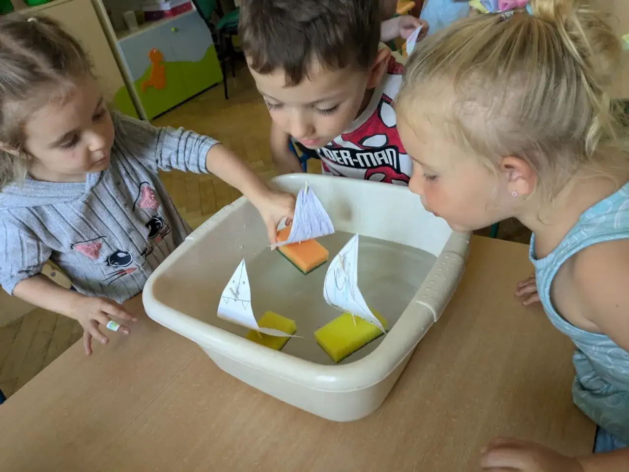 Zabawy sensoryczne z wodą: Odkryj moc rozwoju dziecka!