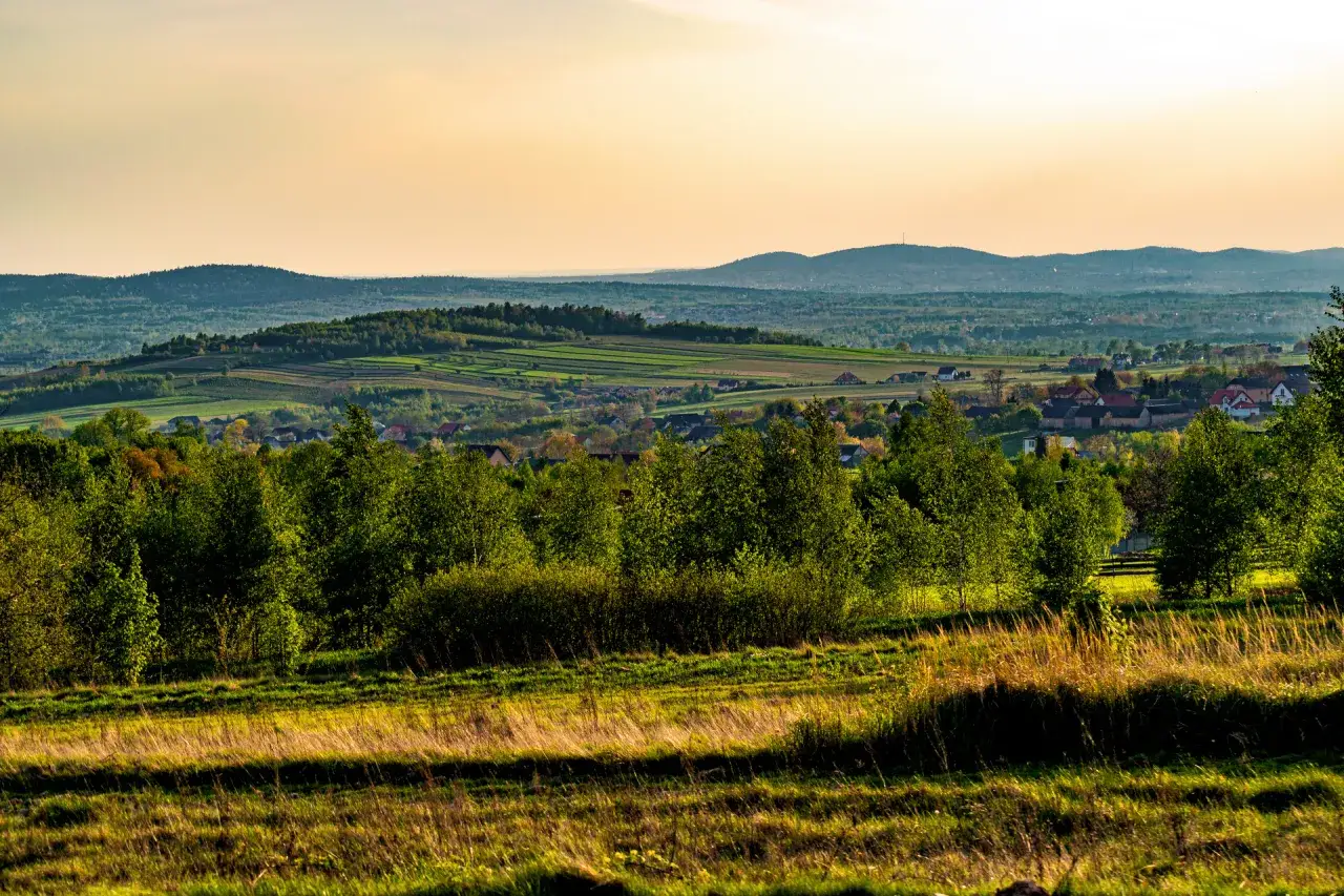 Góry Świętokrzyskie: Co zobaczyć? Odkryj sekrety i zaplanuj wyjazd