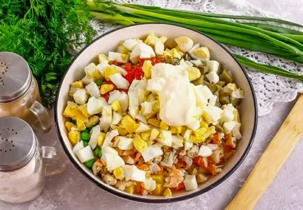 Jaką sałatkę do gołąbków wybrać, by zaskoczyć gości smakiem?