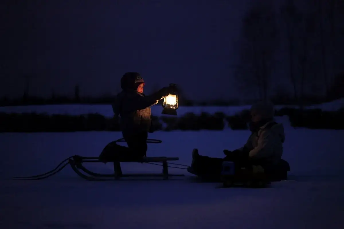 Atrakcje dla dzieci zimą: 10 pomysłów na niezapomniane ferie