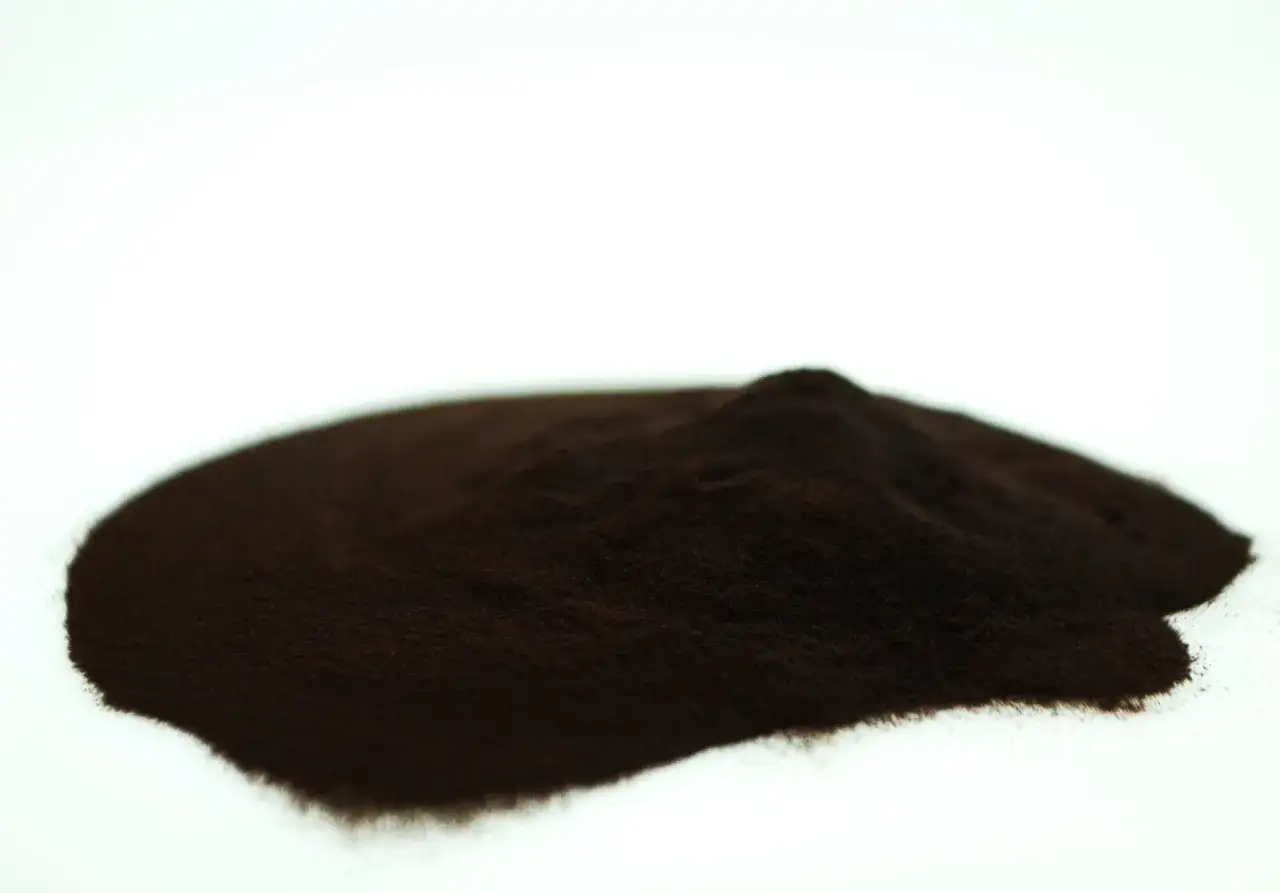 Ciemnobrązowy proszek, suszona krew na jakie ryby, rozsypany na białym tle.