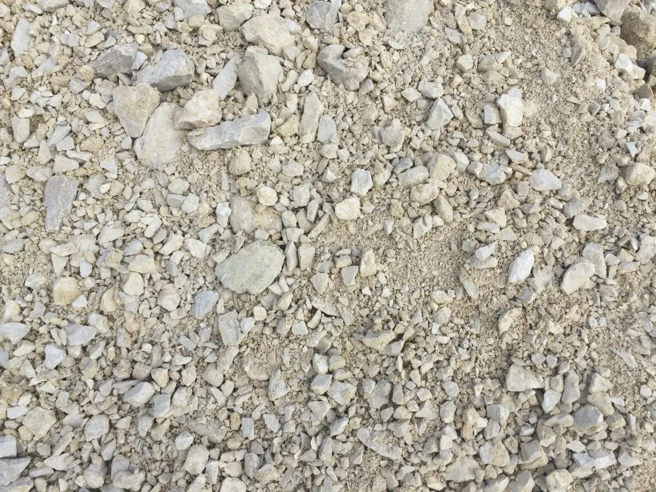 Kruszywo 0-63 mm, jasnoszare, o nieregularnych kształtach. Zastanawiasz się, ile waży 1m3 kruszywa 0-63?