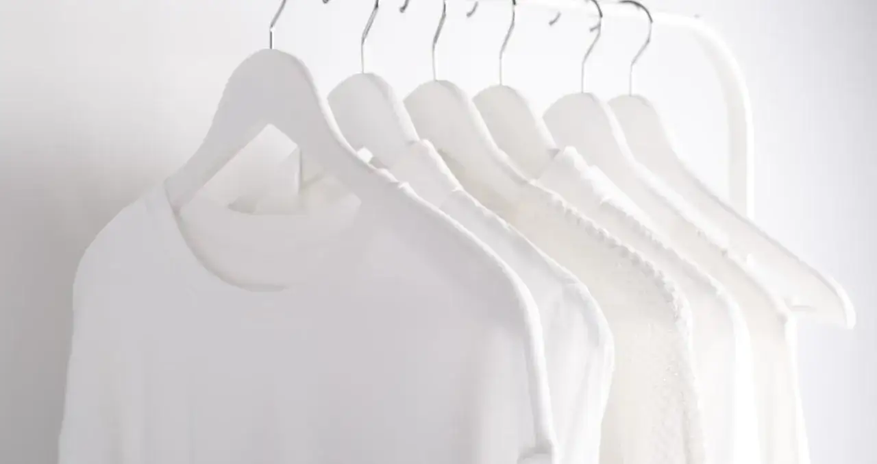 Skuteczne sposoby na wybielanie koszuli, które naprawdę działają