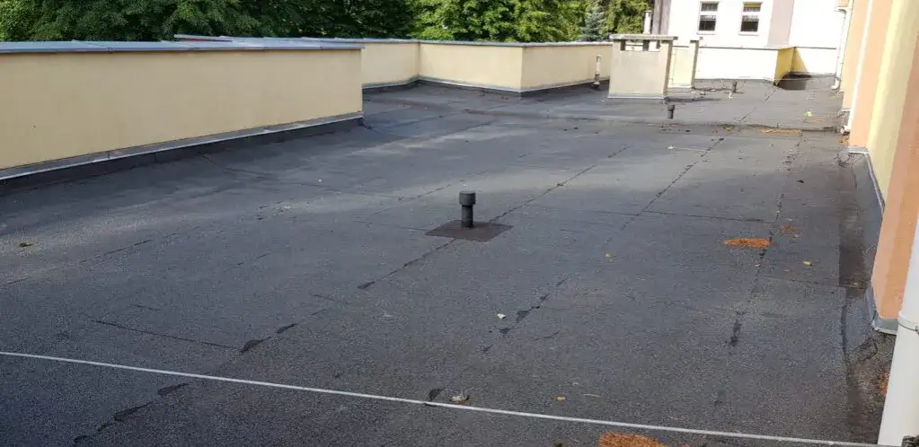 Jak naprawić przeciekający dach z blachy i uniknąć kosztownych napraw