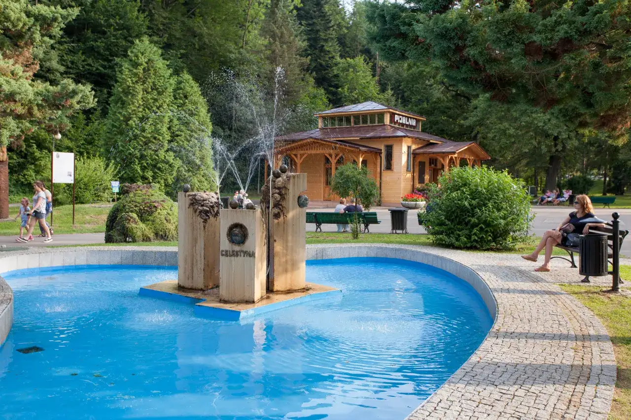 Uzdrowiskowy park w Rymanowie Zdroju z pijalnią i fontanną Celestyna. Sanatoria w tle.