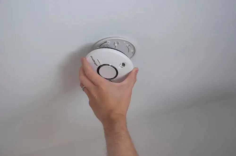 Gdzie zamontować czujnik czadu w małej łazience, aby zapewnić bezpieczeństwo?