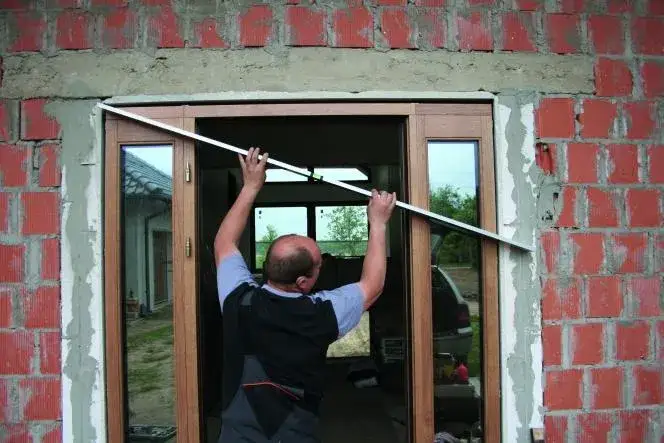 Jak wykończyć ściany przy drzwiach zewnętrznych, aby uniknąć błędów?