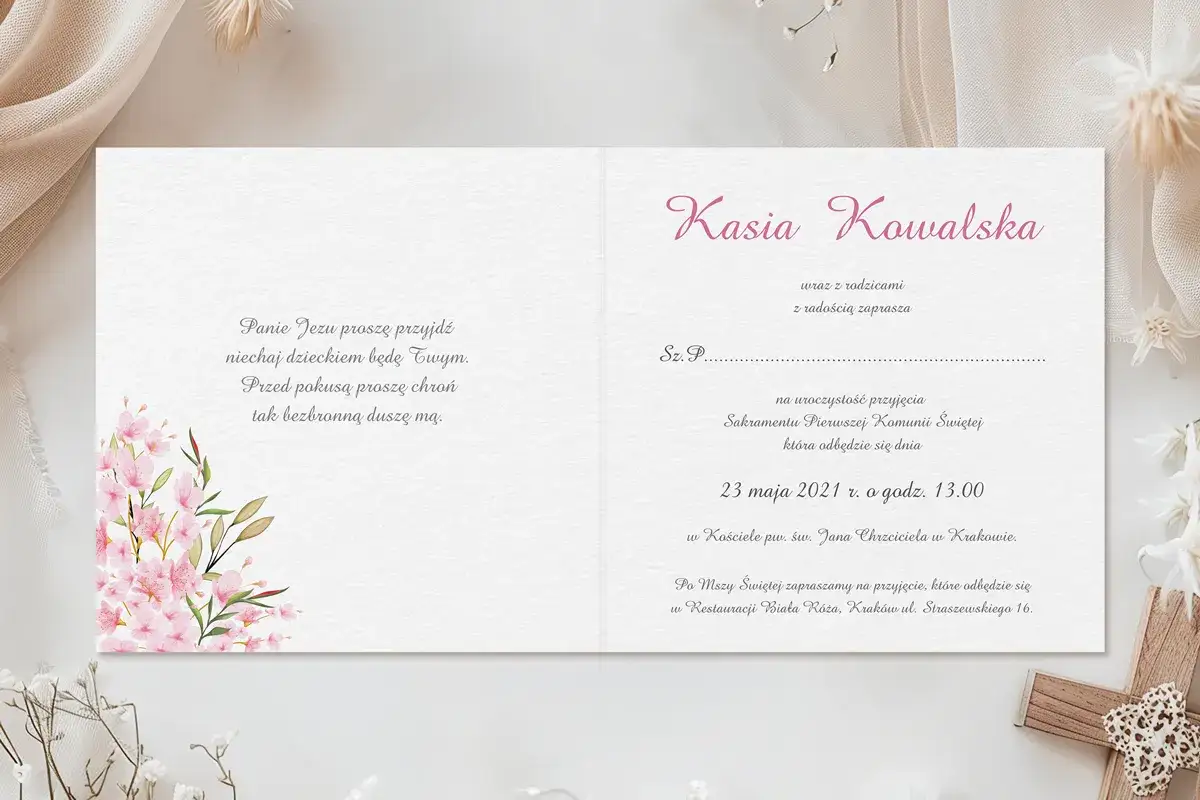 Zaproszenie na komunię z motywem kwiatowym i tekstem.