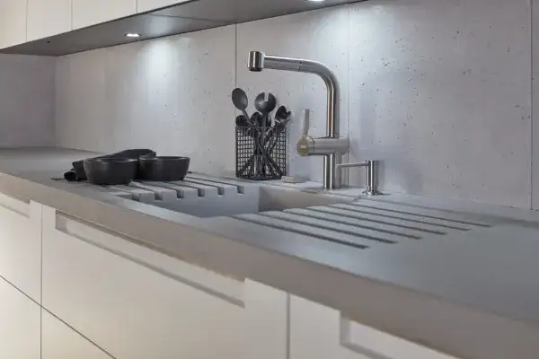 Ile waży blat kuchenny? Sprawdź, dlaczego to ważne przy wyborze