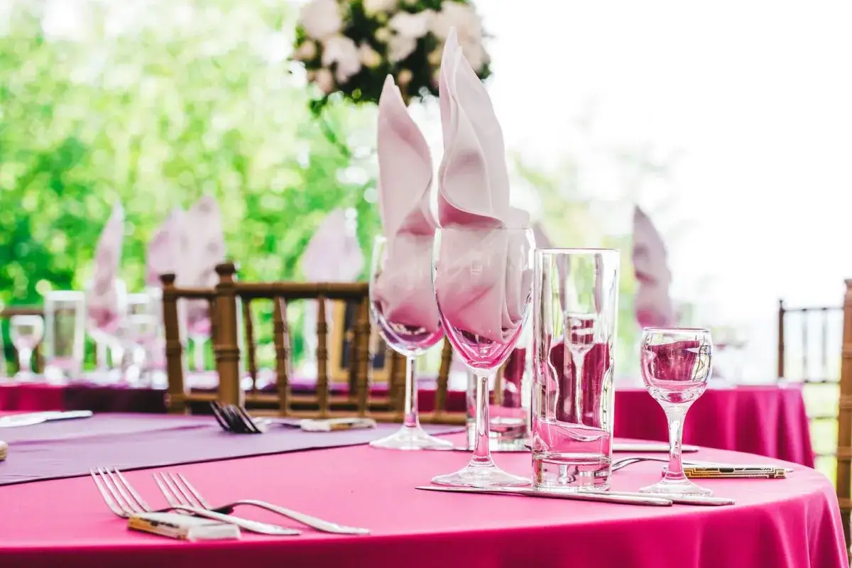 Obiad weselny zamiast wesela: jak zorganizować idealne przyjęcie?