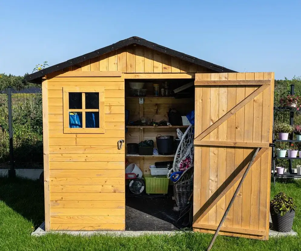 Jakie kary grożą za mieszkanie w budynku gospodarczym bez pozwolenia?