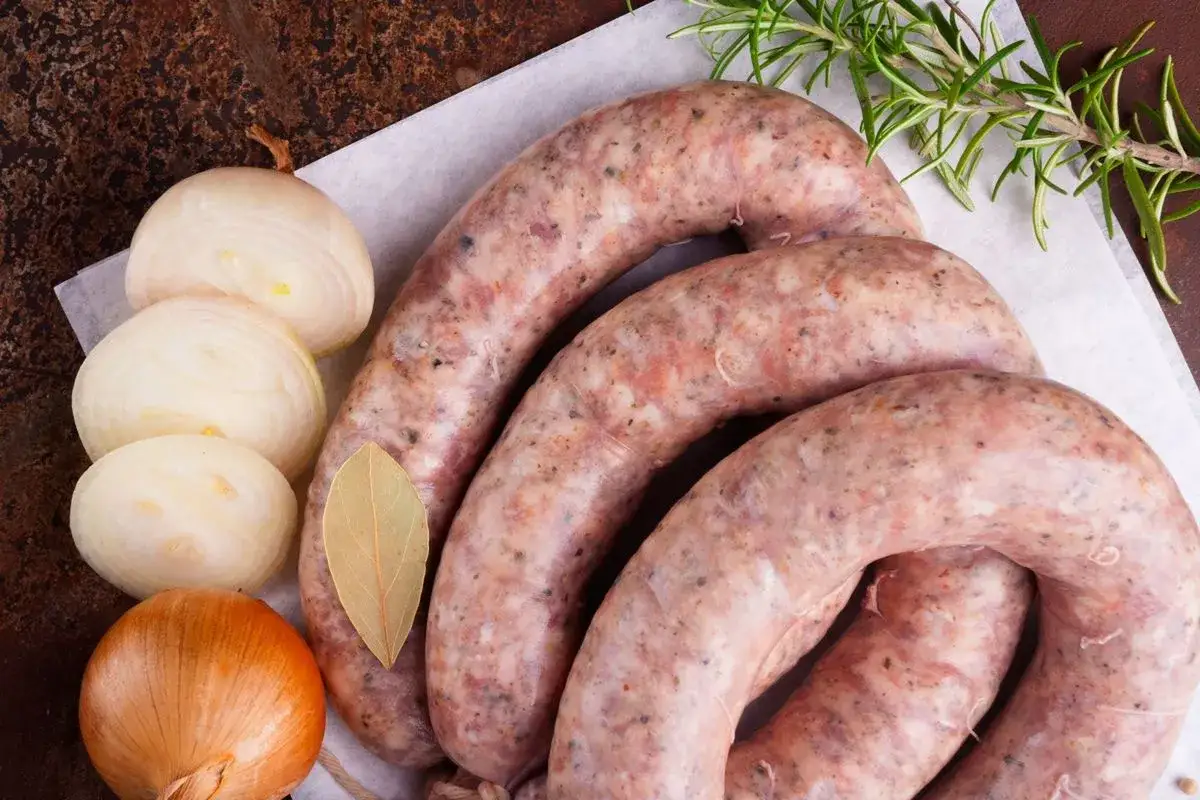 Ile gotuje się białą kiełbasę, aby uniknąć pęknięcia i zachować smak