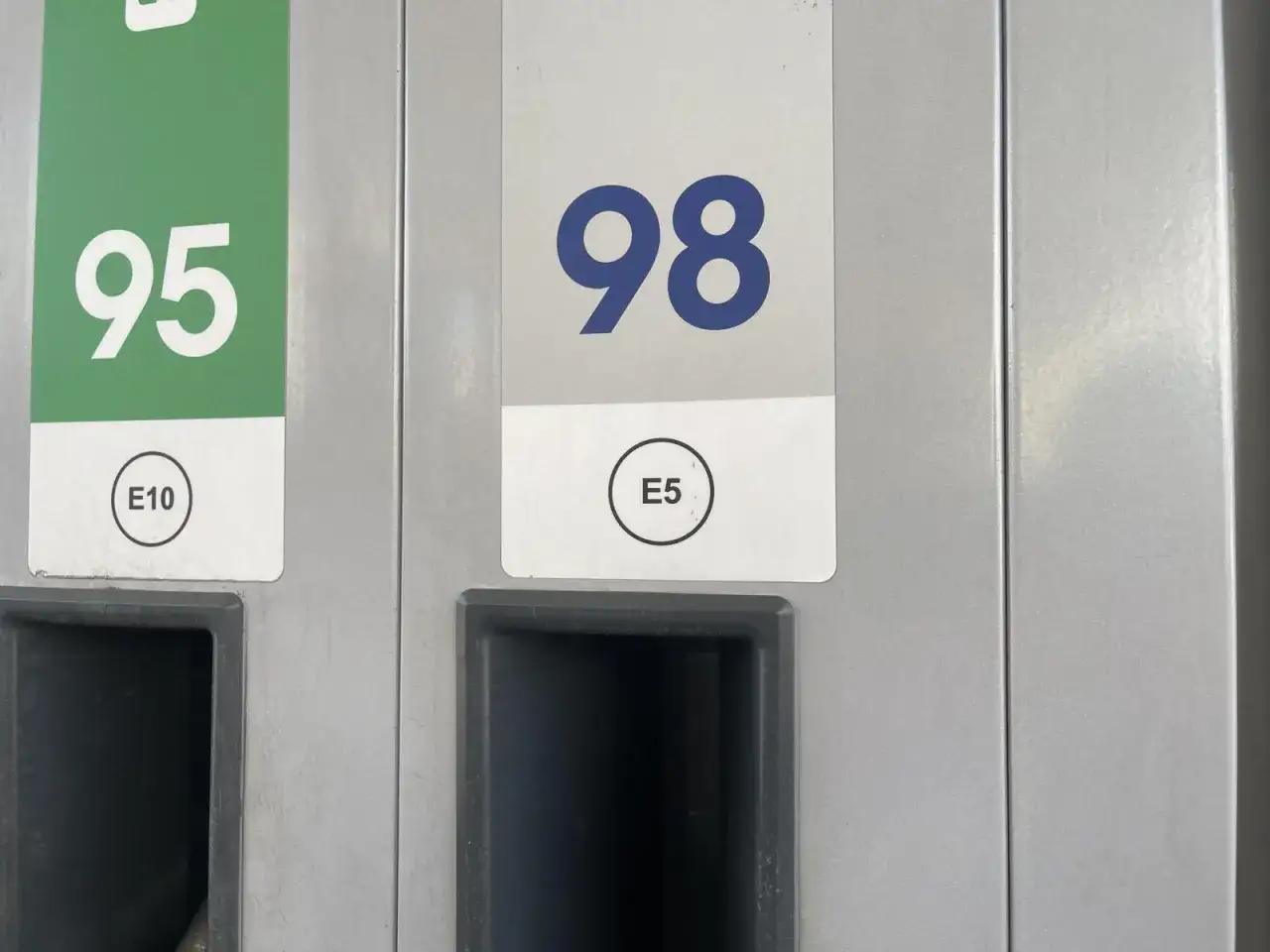 Na dystrybutorze paliw widoczne są oznaczenia 95 E10 i 98 E5. To informacja, jakie paliwo czterosuwowe wybrać.