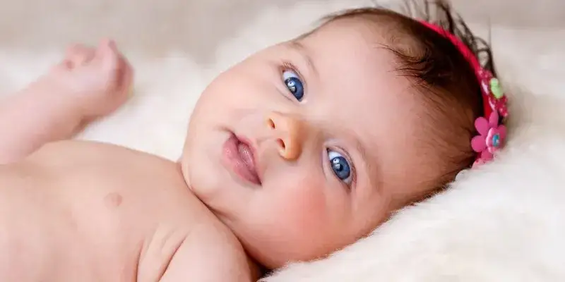 Kiedy dziecku gęstnieją włosy? Poznaj kluczowe etapy rozwoju