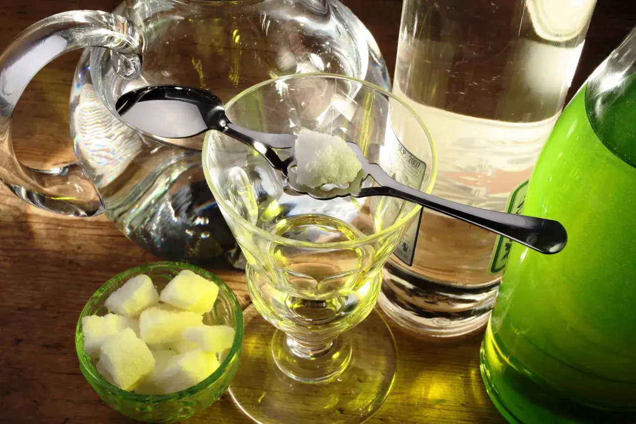 Jak pić absynt: Rytuał, bezpieczeństwo i mity o "Zielonej Wróżce"