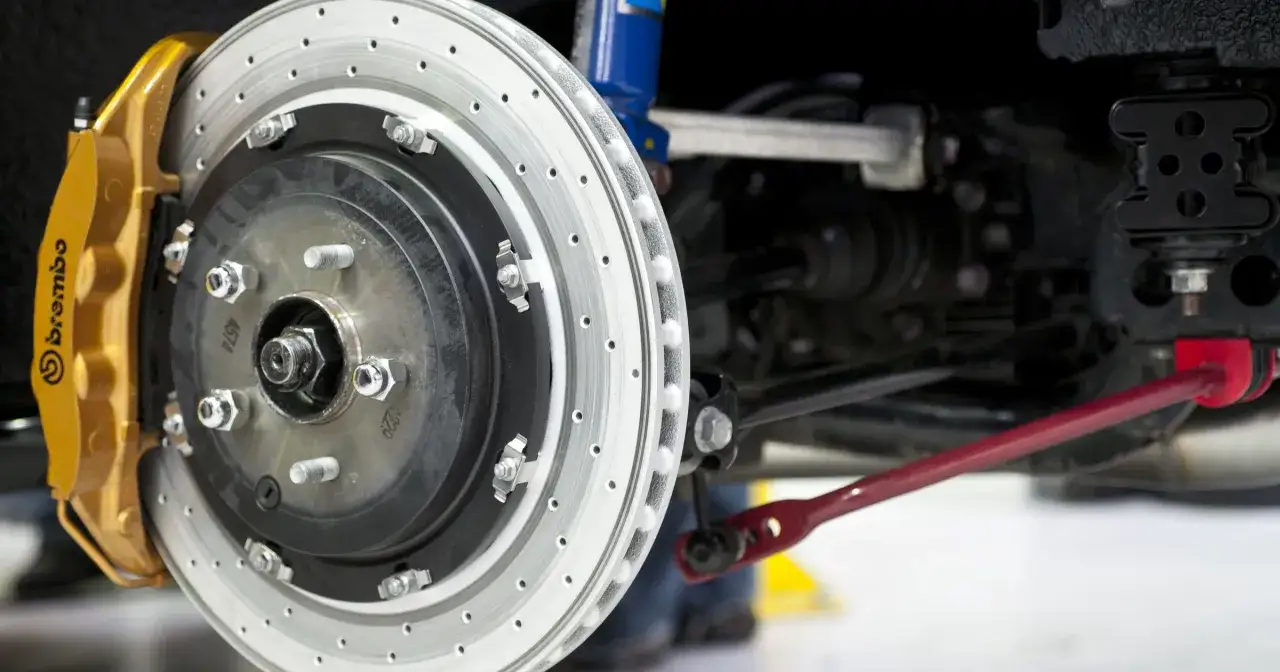 Złoty zacisk Brembo i wentylowane hamulce tarczowe, gotowe do zatrzymania każdego wyzwania.