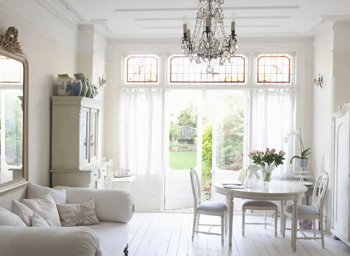 Jak ustawić meble w salonie z jadalnią, by zyskać więcej przestrzeni