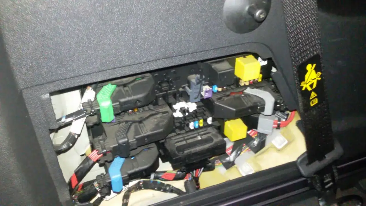 Opel Zafira B: Gdzie są bezpieczniki? Lokalizacja i wymiana krok po kroku