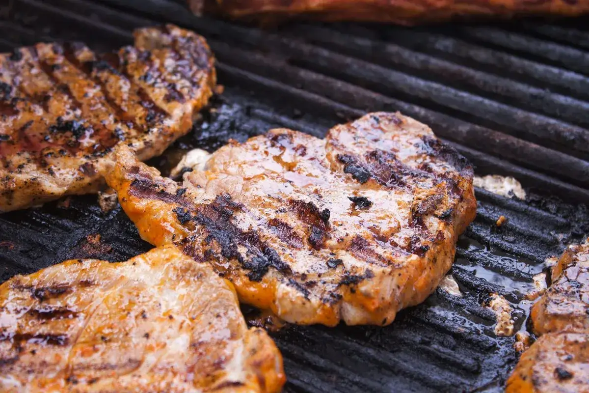 Jak grillować karkówkę na grillu, aby była soczysta i pyszna