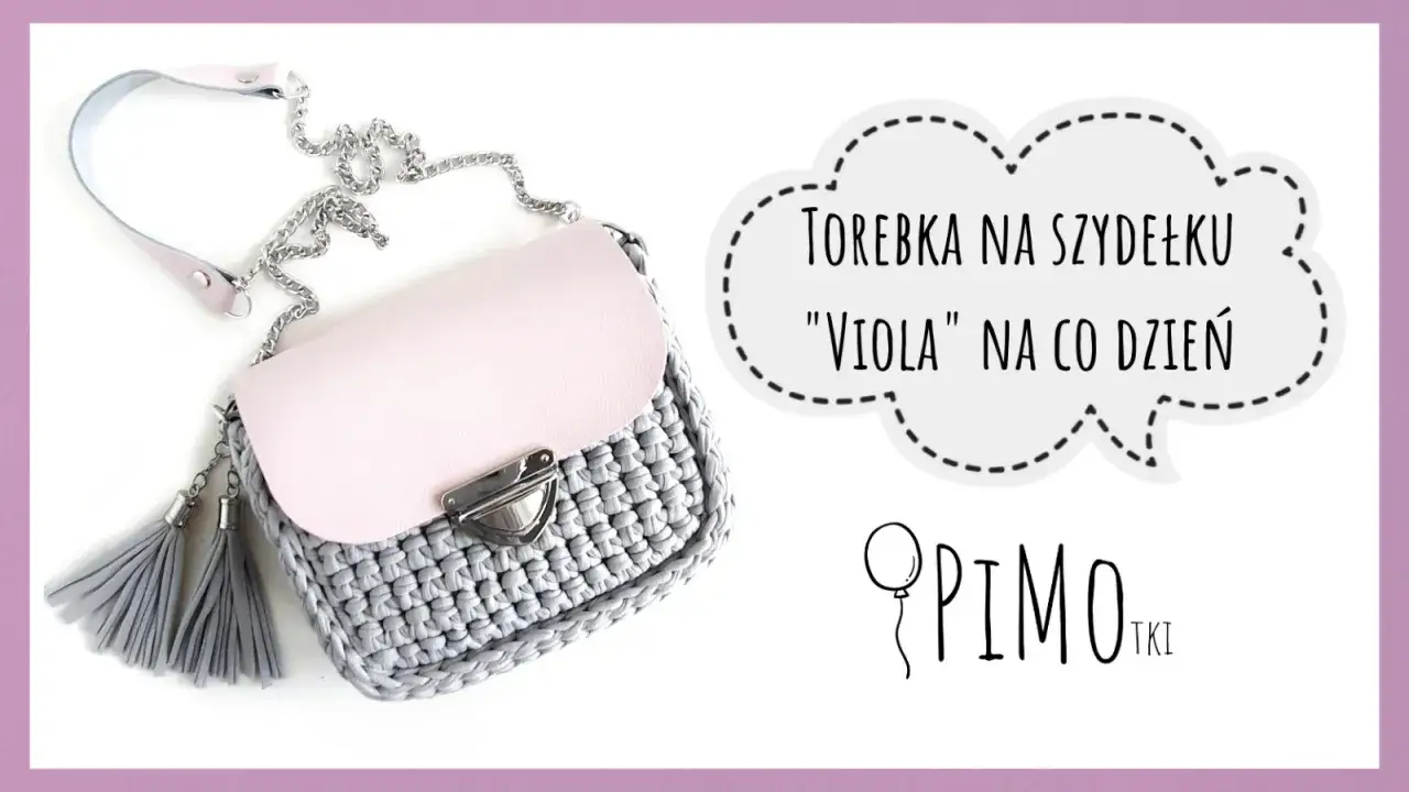 Szara torebka na szydełku z różową klapką i frędzlami. Wzory na torebki ze sznurka.