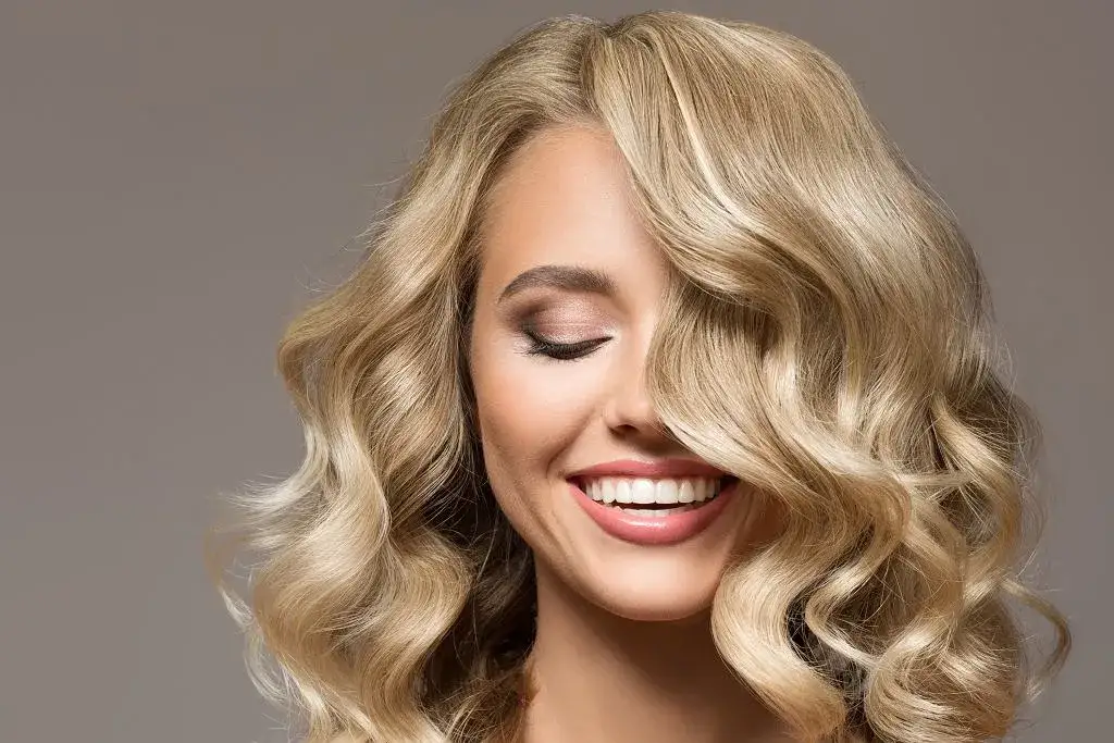 Jak optycznie zmniejszyć nos fryzurą: 8 skutecznych porad od fryzjerów