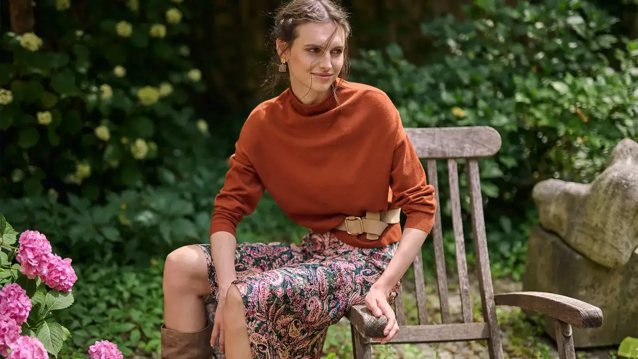 Bluzka do rozkloszowanej spódnicy: optycznie wyszczuplaj sylwetkę!