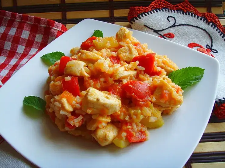 Ile kalorii ma risotto z kurczakiem i warzywami? Zaskakujące wartości!