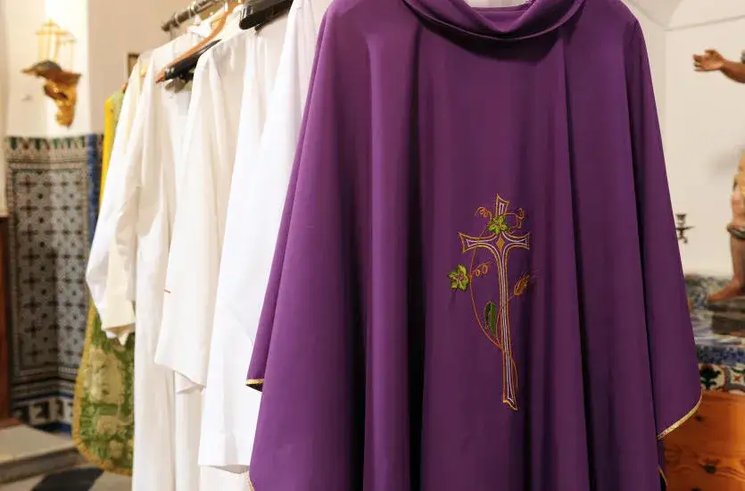 Ubranie księdza jak się nazywa – poznaj tajemnice szat liturgicznych