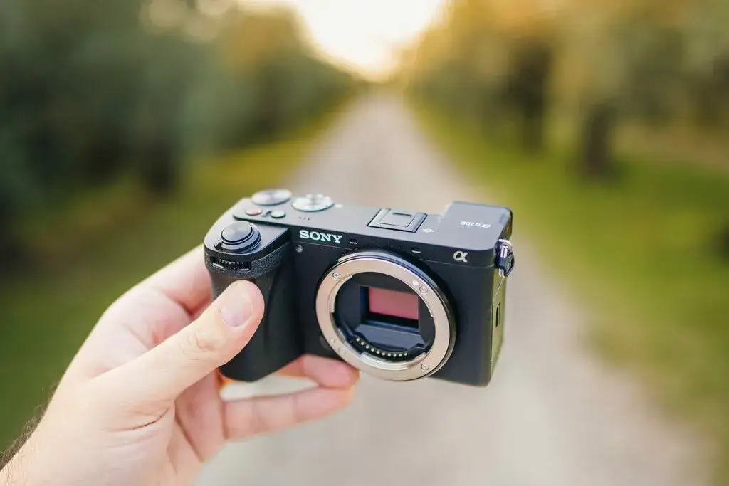 Jaki aparat dla początkujących? Bezlusterkowiec to najlepszy start!