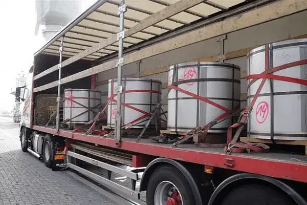 Jak rozmieścić ładunek na naczepie, aby uniknąć niebezpieczeństw?