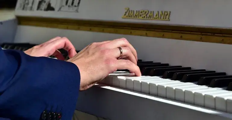 Klavier lernen für Erwachsene: Tipps und Ressourcen für den Einstieg