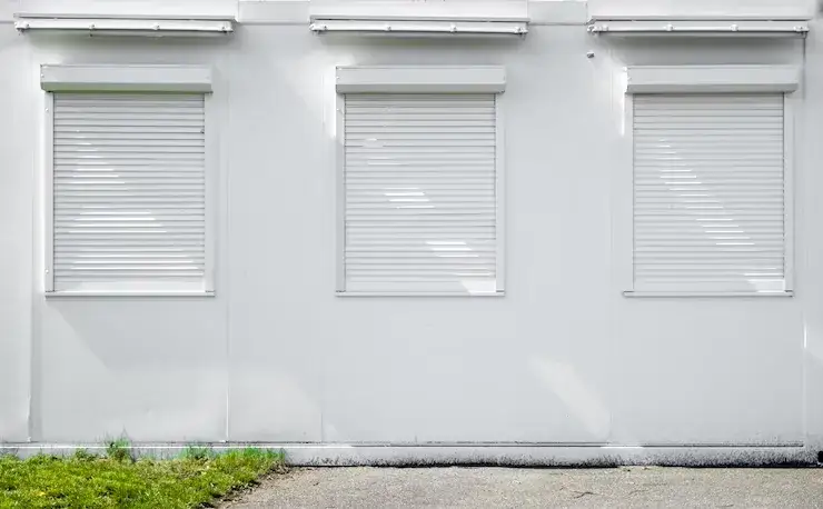 Jak zamontować rolety zewnętrzne na styropian bez błędów i strat ciepła