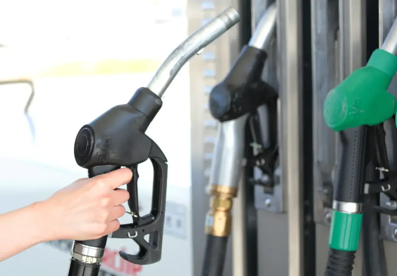 Dłoń trzyma czarną dyszę paliwa. Obok widać inne dysze, w tym zieloną. Czym się różni diesel od diesel verva? To pytanie zadaje sobie wielu kierowców.