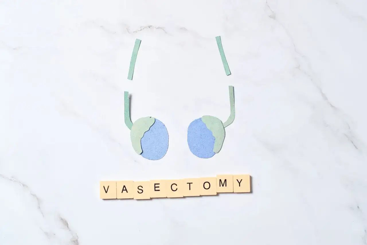 Symboliczna grafika przedstawia przerwanie nasieniowodów, a litery układają słowo "VASECTOMY". To wizualne odniesienie do wysokiej skuteczności wazektomii jako metody antykoncepcji.