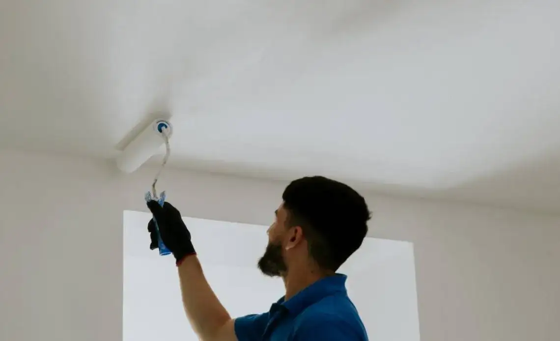 Jakim wałkiem najlepiej malować sufit, aby uniknąć smug i zacieków?