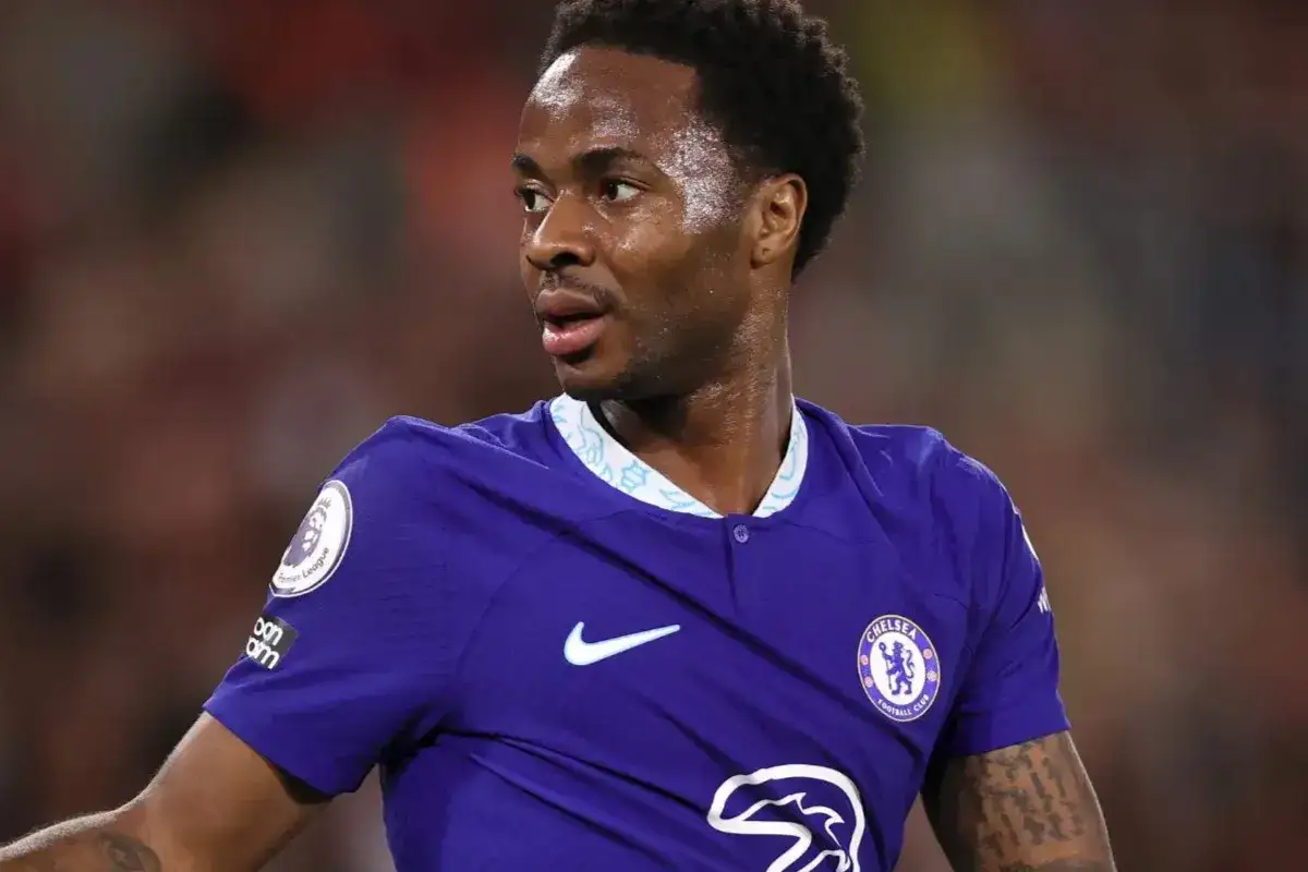 Raheem Sterling w niebieskiej koszulce Chelsea, patrzący w bok.