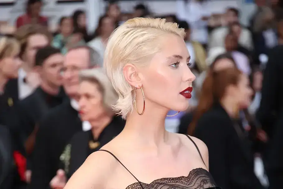 Mehr Fülle für feines Haar: Unkomplizierte Frisuren & Styling-Geheimnisse