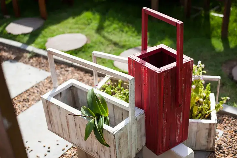 Jakie kwiaty do kwietnika z palet - najlepsze rośliny do Twojego ogrodu